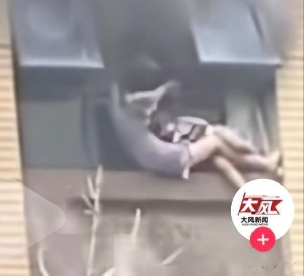 连云港火灾母女坠楼怎么可以这样？你们怎么可以这样？妈妈已经做的很好了，试过攀岩和