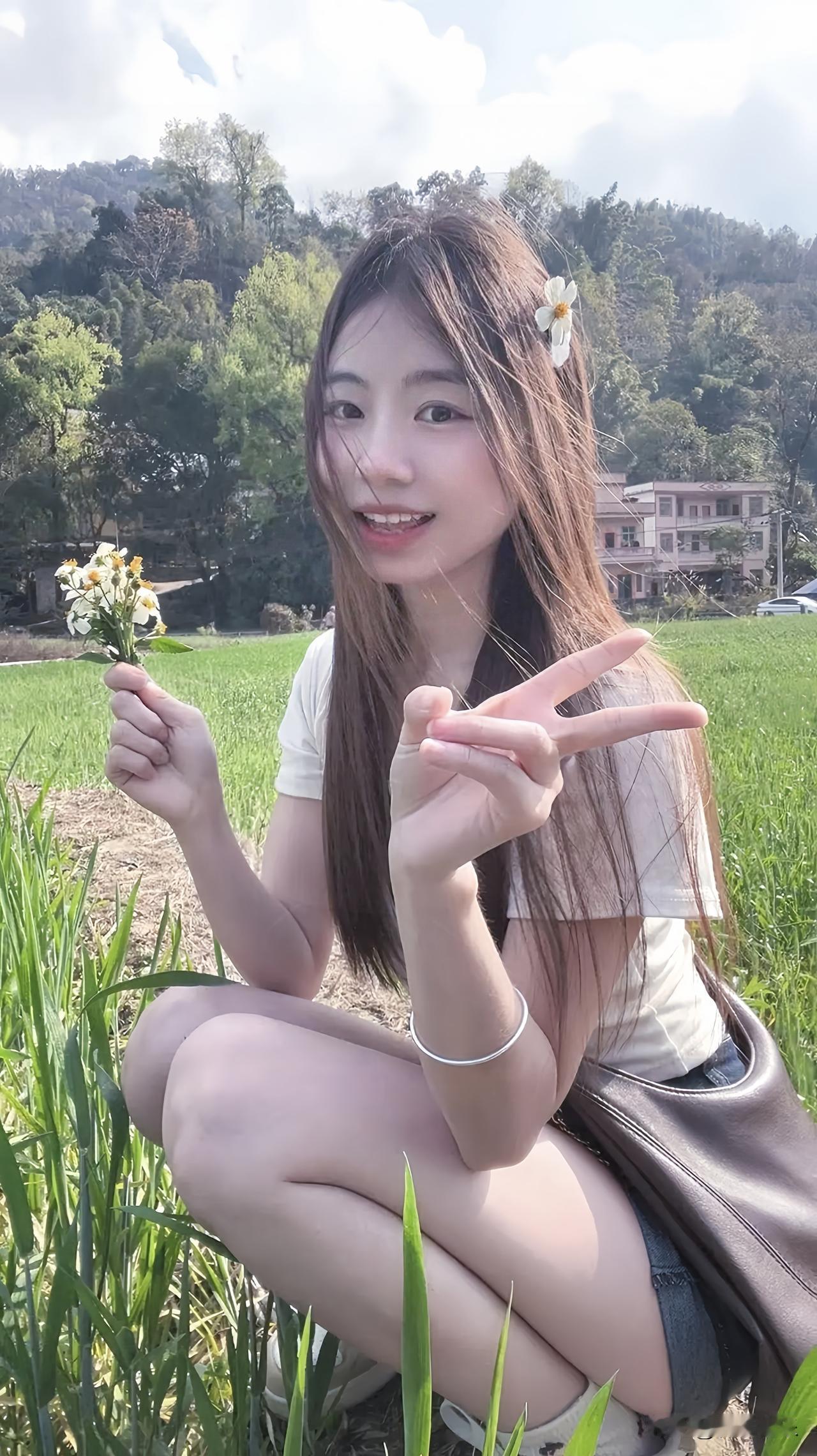风裹着青草香漫过，她笑着蹲在风里，人间烟火，最是治愈人心。分享甜美小姐姐随手拍随