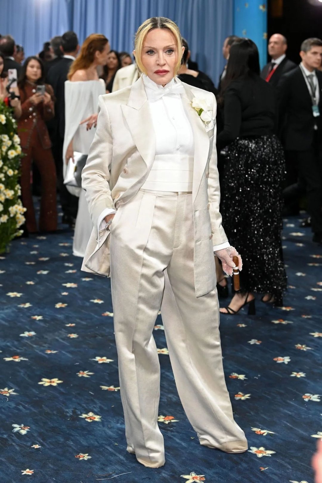 MetGala红毯上，67岁的麦当娜穿白色缎面西装礼服出席，尽显“绅士”风范，造