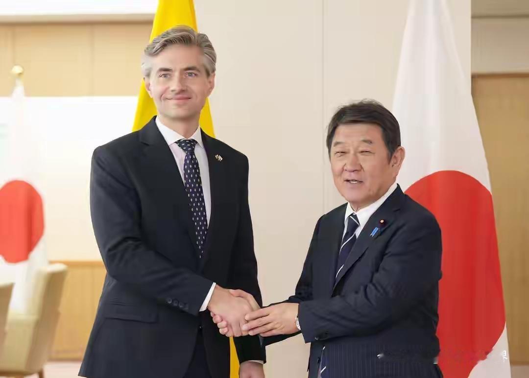 立陶宛外长布德里斯一边急着找靠山，一边又舍不得放下身段。安全上他紧抱日本大腿，