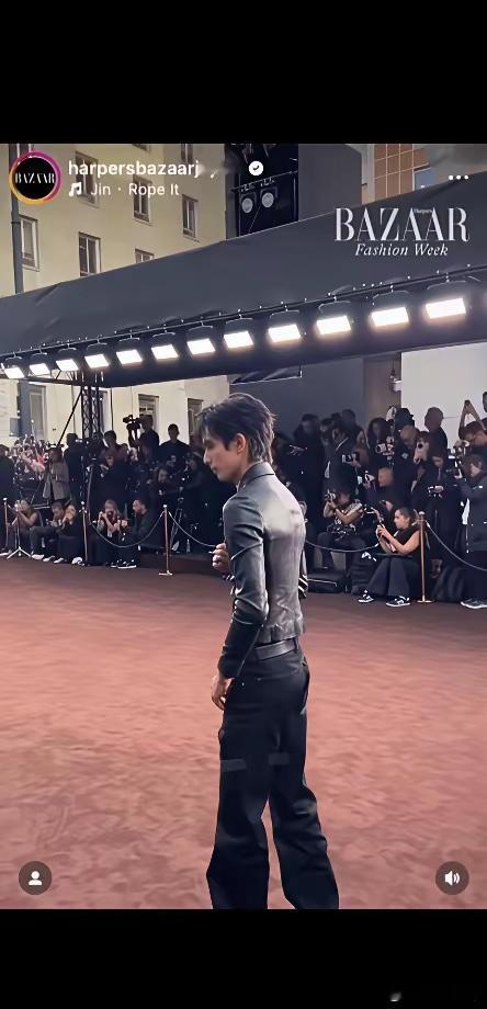 宋威龙这身材，老多女明星馋哭了，一点膘都不见！！！