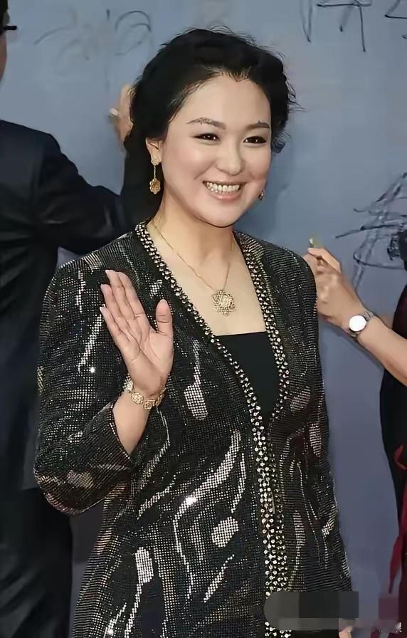 年轻时是风华绝代的大美人，老了，虽然身材有点发福，但是一脸富态，一脸慈祥，优雅自