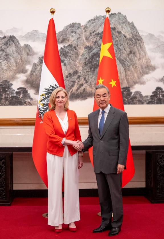 点头了，中国和奥地利谈妥。北京时间6月25日，中国外交部长王毅在北京同奥地利外长
