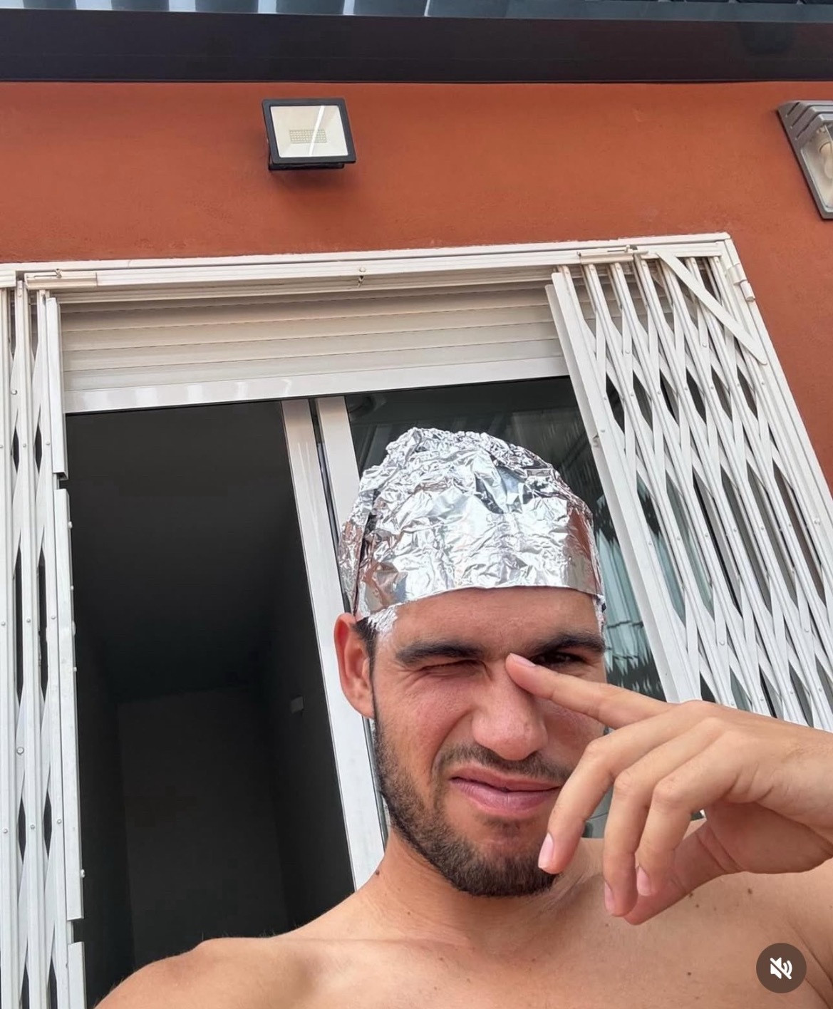 美网2025回家后的第一件事就是换造型，看看阿尔卡拉斯的新发型如何？阿尔卡拉斯