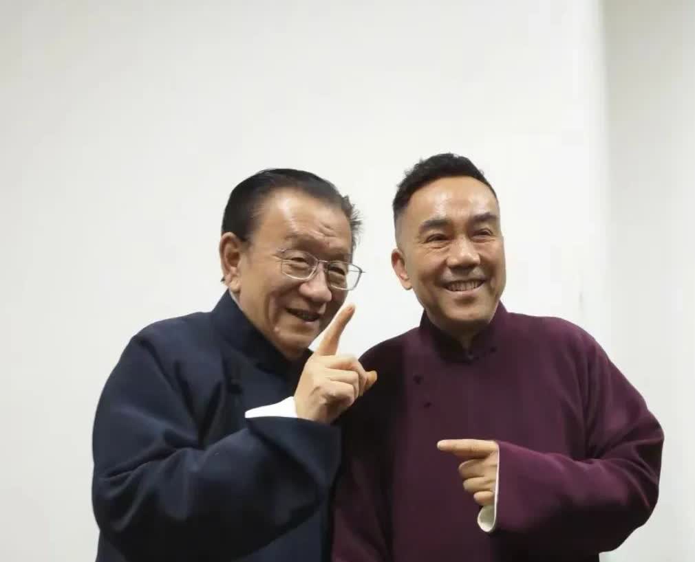 侯耀华对张伯鑫说：18号天津好像还有事，17号我跟你去石家庄演出相声演员杨议