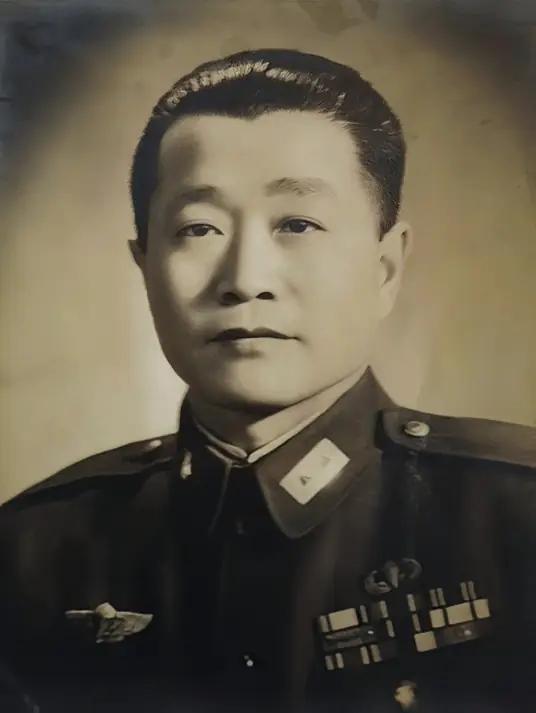 1959年，功德林战犯管理所里，有人抢到了一份报纸。报纸上只有"特赦"两个字，让