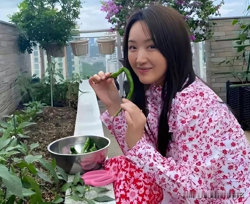 53岁杨钰莹现状：和母亲定居深圳，在豪宅种菜生活惬意，仍未结婚