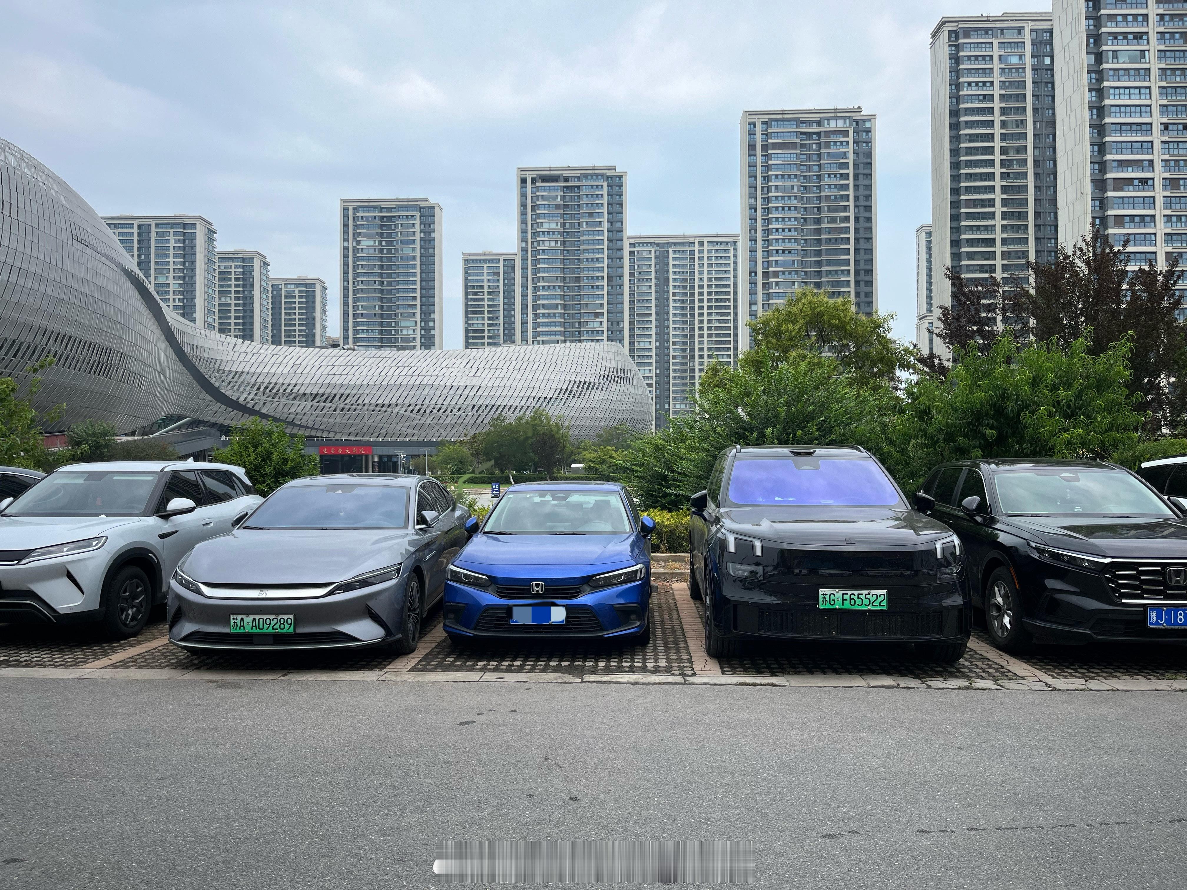 吃完饭在家门口的小停车场随便逛了一下，我真不觉得停车不老实是什么具体品牌车主的问