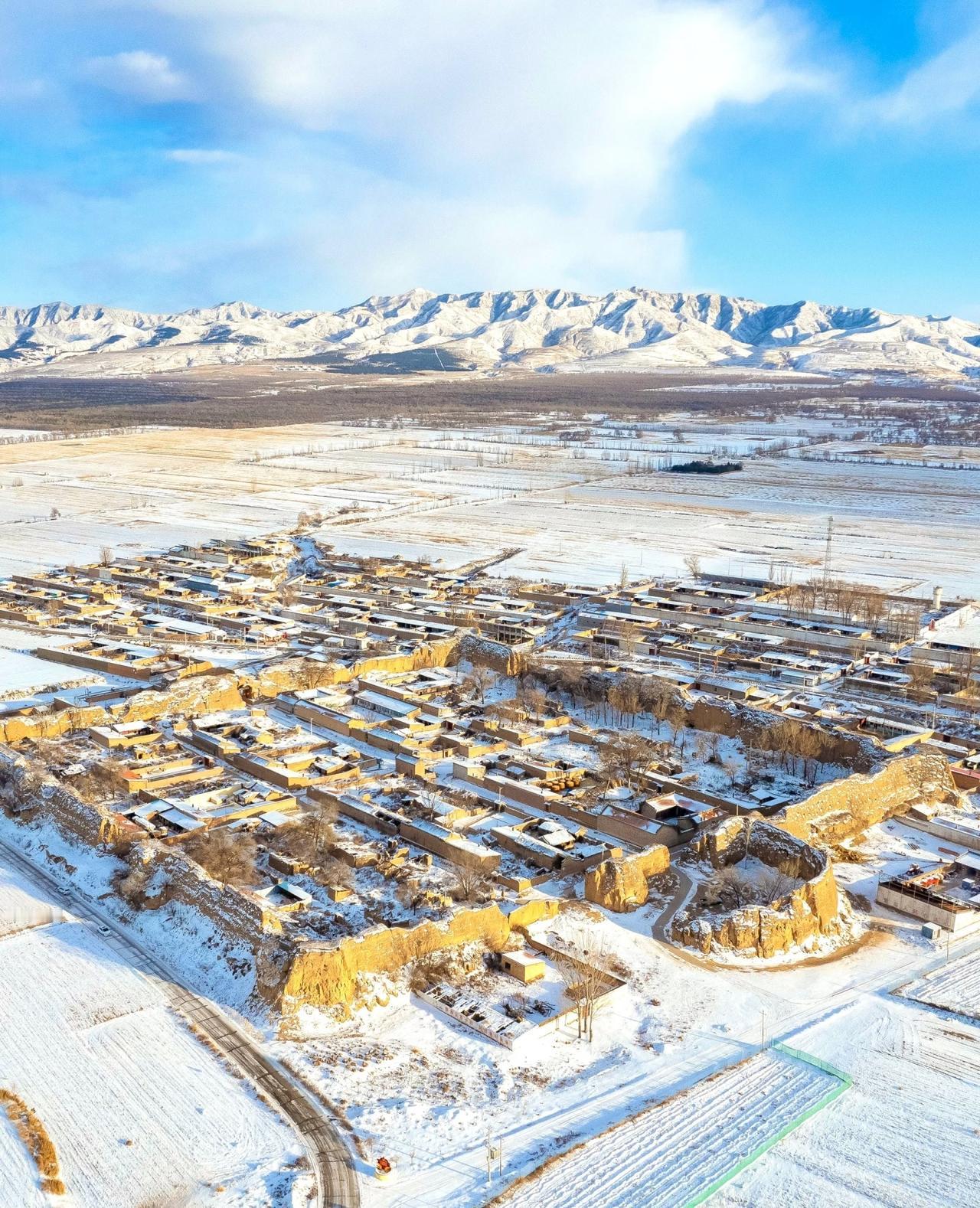 太行山脉下的这座古城山西古遗址🏞✨远处是巍峨的太行雪山,近处大漠上夯土
