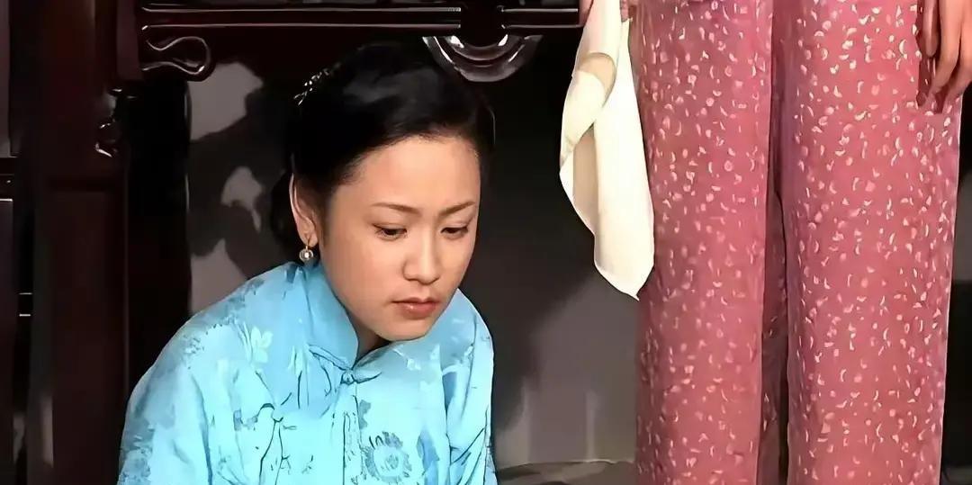 央视八套又在放《大宅门》，弹幕炸了。香秀和槐花联手欺负杨九红，这哪是宅斗，分明