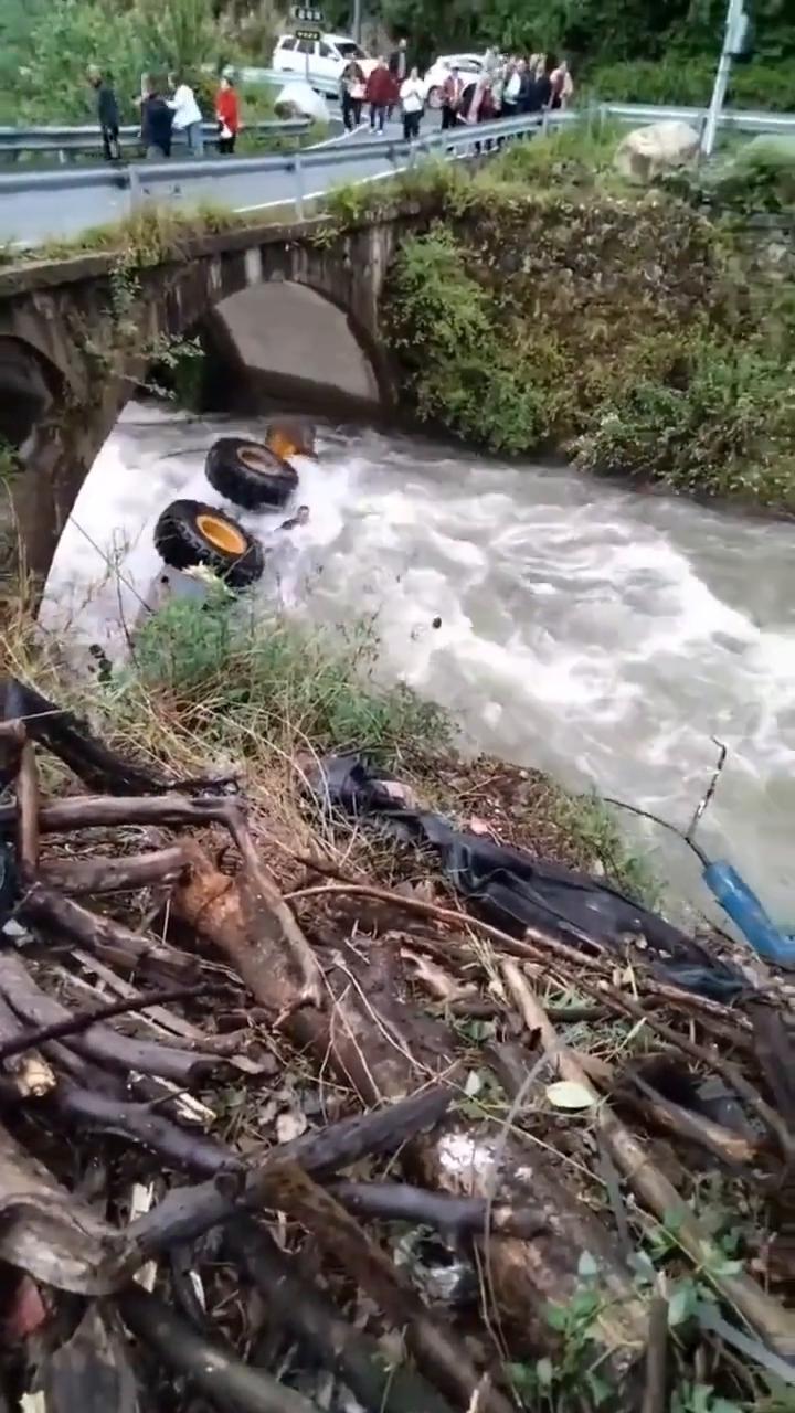 才掉下去一个车好吓人。还有个人。快点，哪个救一下。好吓人。孙子在救了。下次要吊车