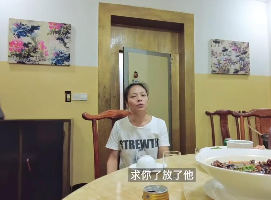大姐在非洲被人辱骂是狗，并且还各种出言不逊辱骂zg人是小偷，大姐直接报警把他关