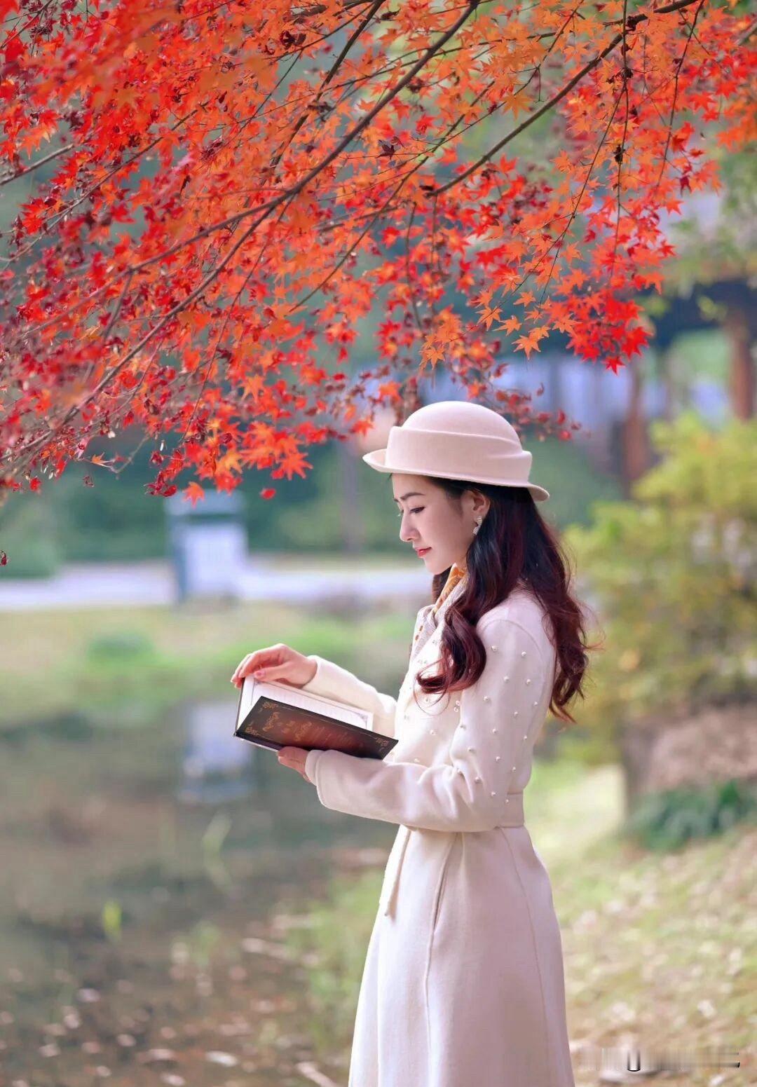 红叶映佳人！8个拍摄技巧，展现柔美气质，拍出文艺氛围感！[比心][比心][比心]