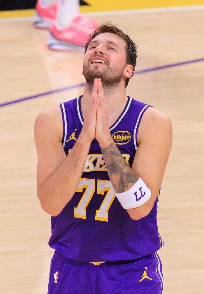 我终于知道NBA为啥会不安排湖人打揭幕战了，别的先不提，先说在今年的休赛期，