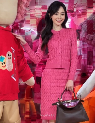 唐嫣身穿粉色针织裙温柔亮相，笑容明媚，身材管理超绝，现场碎片+多角度live直拍