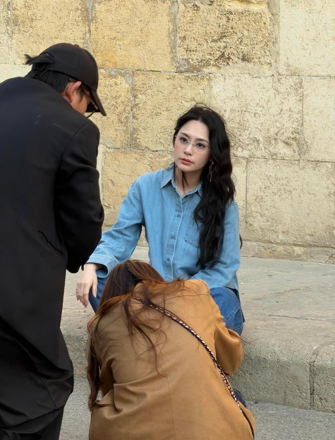 阿娇钟欣潼单拍脸很无敌，但拍全身照身材的短板就暴露出来了，本人个子不高身材比例五