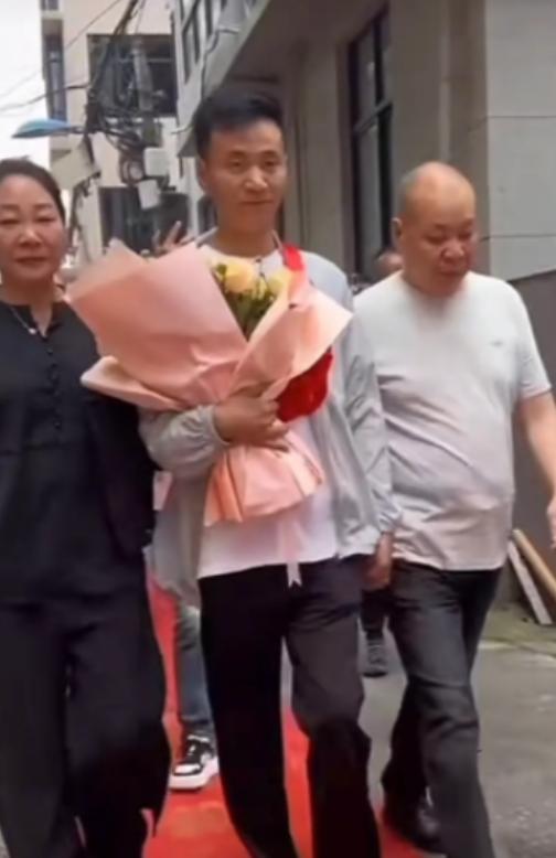 2024年，浙江温州商人厉士杰接到一个电话，电话那头说，厉士杰33年前以为早夭的