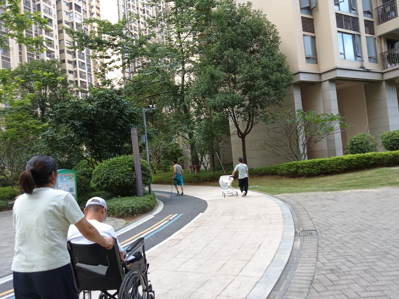 今天上午一个女同事的儿子，一瘸一拐来帮他妈办离职手续。原因是这位女同事生病了