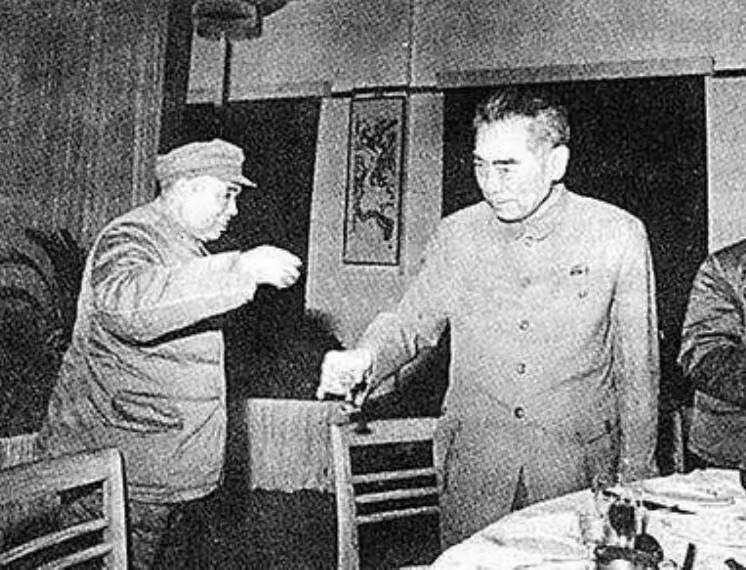1943年，37岁的许世友，迎娶19岁的妙龄女子。新婚夜，只因妻子说了一句话，他