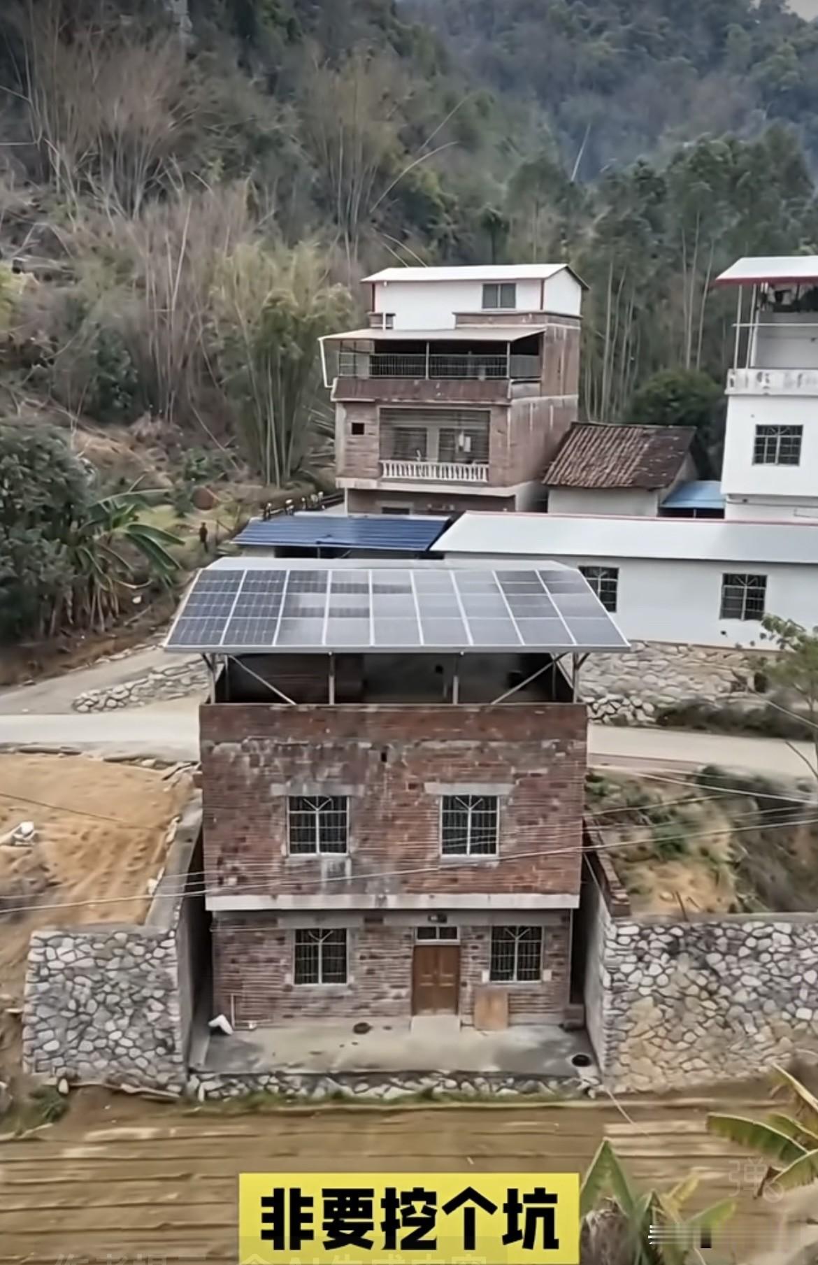 为什么不在平地上建房🏠非要挖个坑呢⁉️难道下大雨不怕水淹吗⁉️坡地建房忉