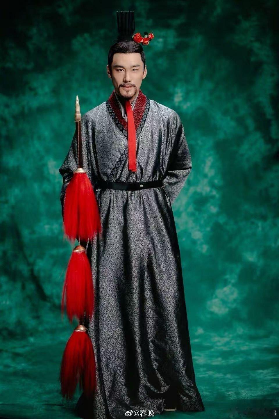 春晚第一眼没认出这是胡兵央视的造型师是会“施法”的吧！把时尚圈的顶流超模，直接