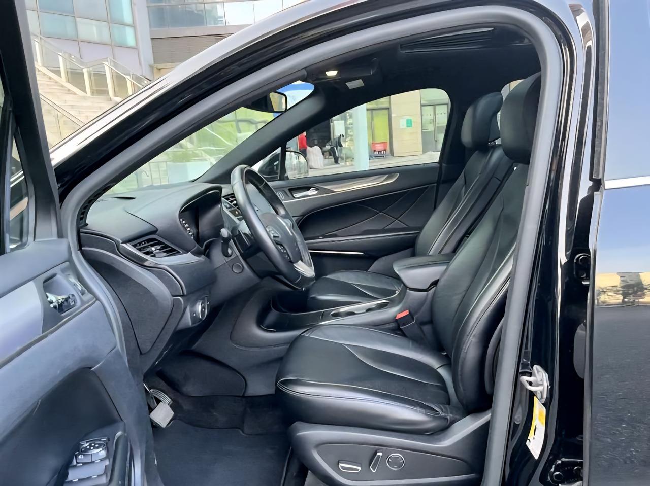 美系车的内饰设计有个特点，就是粗糙。而林肯的内饰设计其实也是这么个德行，这可能就