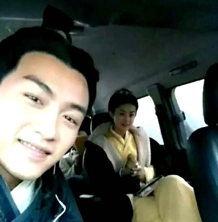 当年颁奖礼后台，赵丽颖把自己名字从合影名单里划掉。那不是赌气，是亲手给自己拆