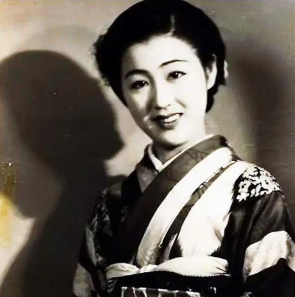 1945年，中国连长不忍杀害日本女俘虏，将其带回家乡隐姓埋名成婚，相守三十二年后