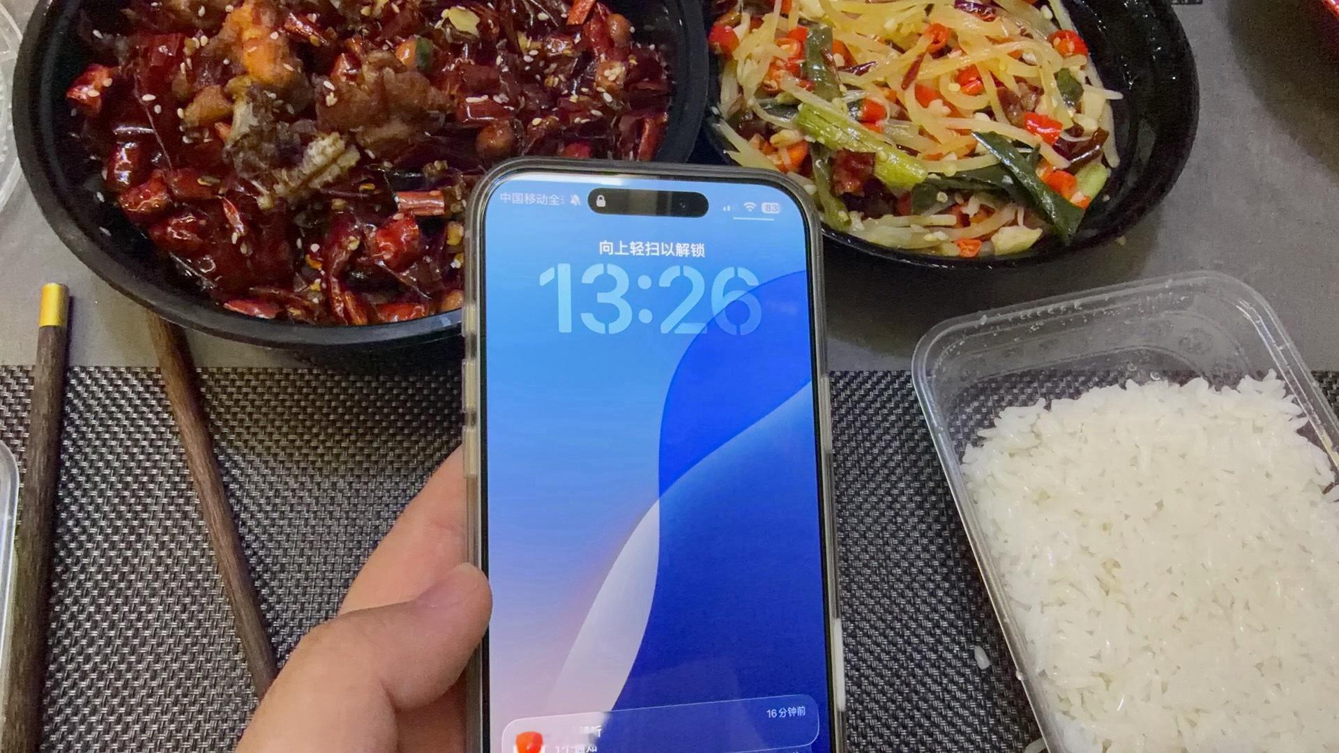 老板娘把菜送过来...凉菜无所谓能退，但是炒菜几个不能退.....