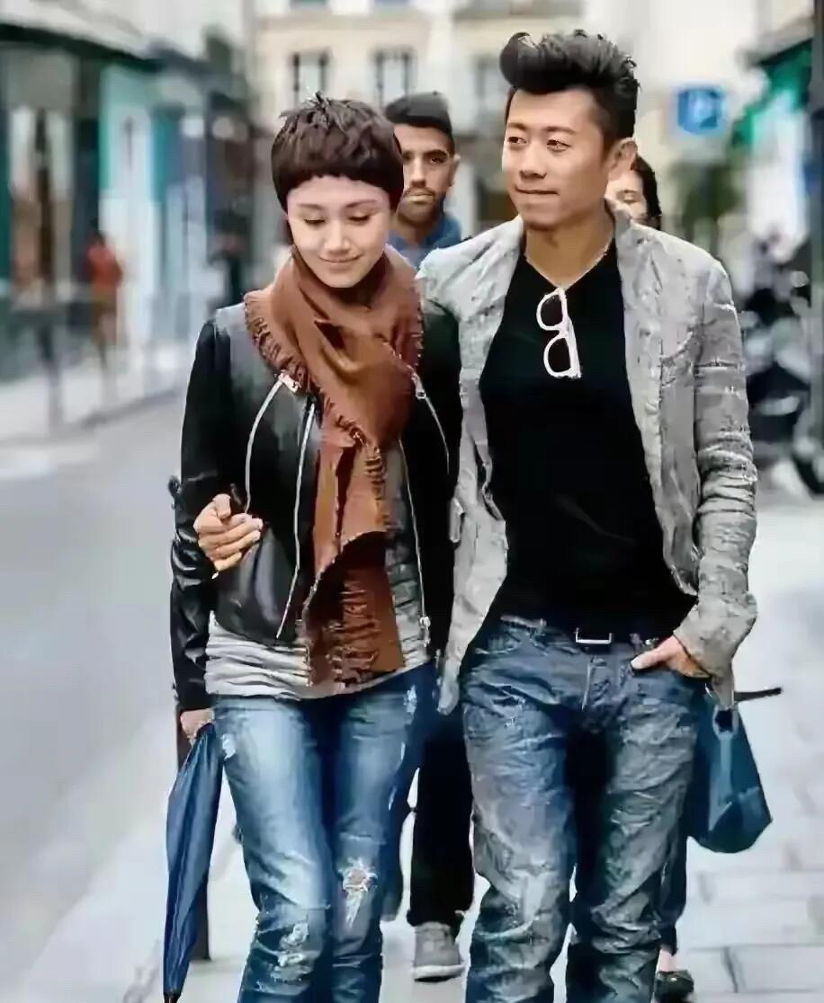 娱乐圈里最恩爱的一对，感觉他们最不会离婚的。两位都是属于颜值一般，但人品好，屏幕
