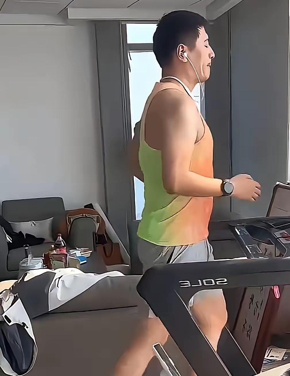 张雪工的员工说，办公室已经拆掉了红色锦旗，红色对联。员工彻夜难眠，家长电话打爆。