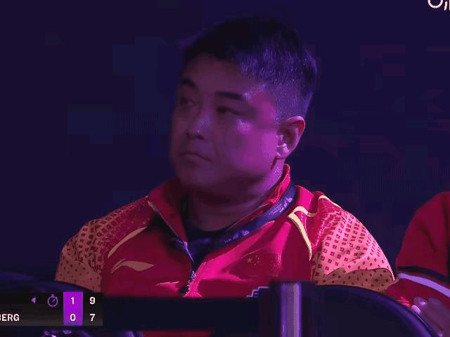 王皓坐在观众席上看比赛，心里真是焦急万分！首轮两场男队比赛就淘汰了薛飞和陈垣宇