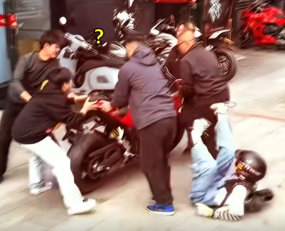 扶我啊，怎么都去扶车的了