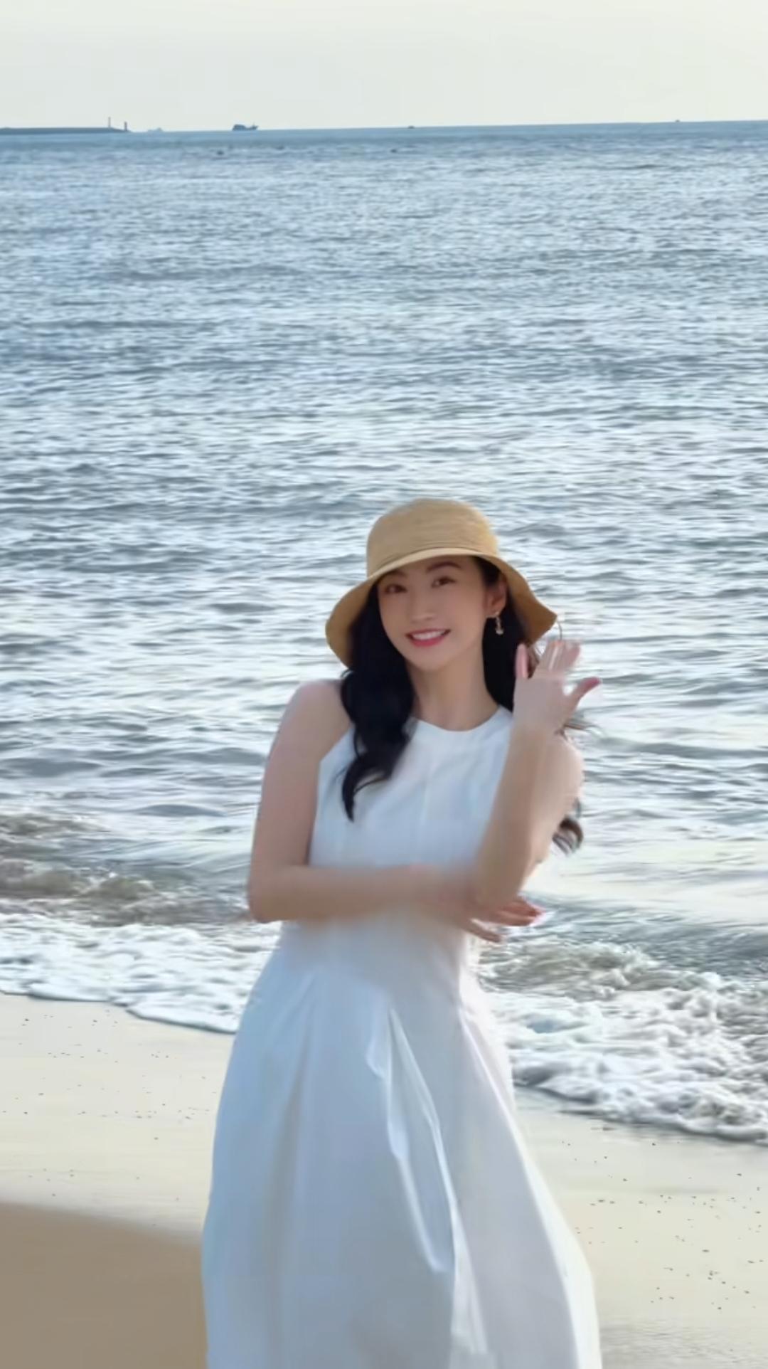 景甜应该是没事了。经历之前那场沸沸扬扬的闹剧风波后，大美女终于出来营业了。