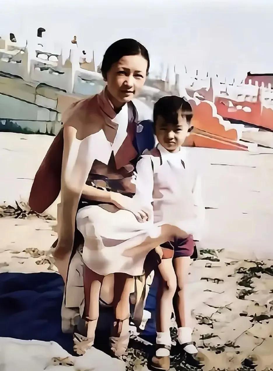 1936年秋，林徽因带着年幼的儿子梁从诫在故宫太和殿前的一张留影，镜头中的林徽因