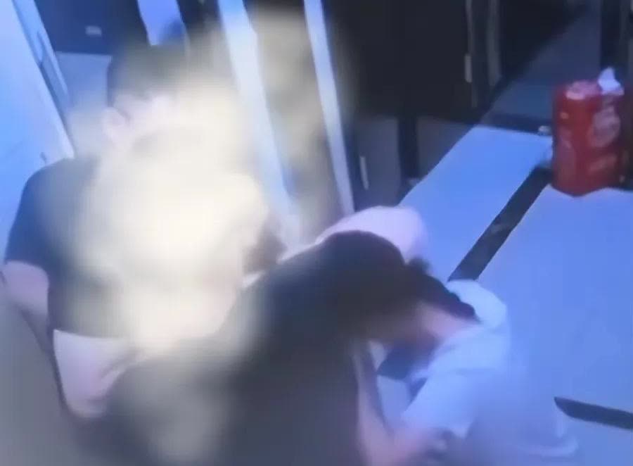 醉酒男电梯殴打11岁女孩，拽头发脚踹一分钟近日，湖南长沙浏阳市一男子发视频，