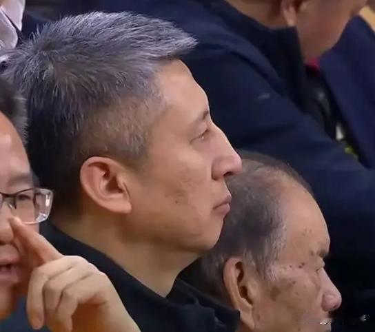 郭士强又坐在场边看广东队打广州队，都说他是来考察两个人的，但肯定不是李祥波和杜润