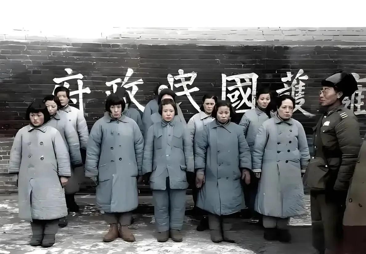 图为解放战争期间在四平战役中，被国军俘虏的东北野战军医务兵和后勤人员。看上去她们