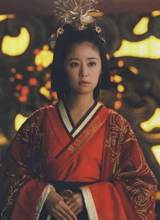 一个双目失明、年老色衰的皇后，身边是盛宠正浓、恃宠而骄的年轻宠妃，换作任何一个朝