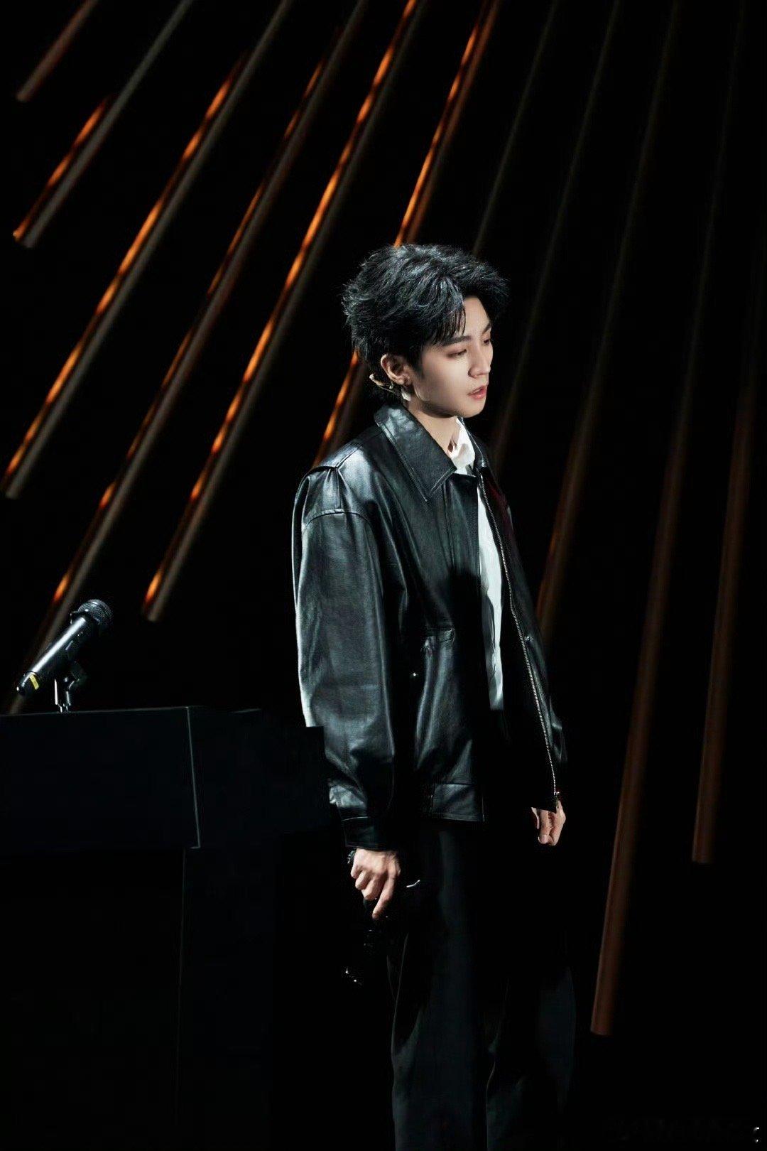 王俊凯切回歌手大号了王俊凯切回歌手大号，初心归位，歌声为章✨从山城少年到舞台王