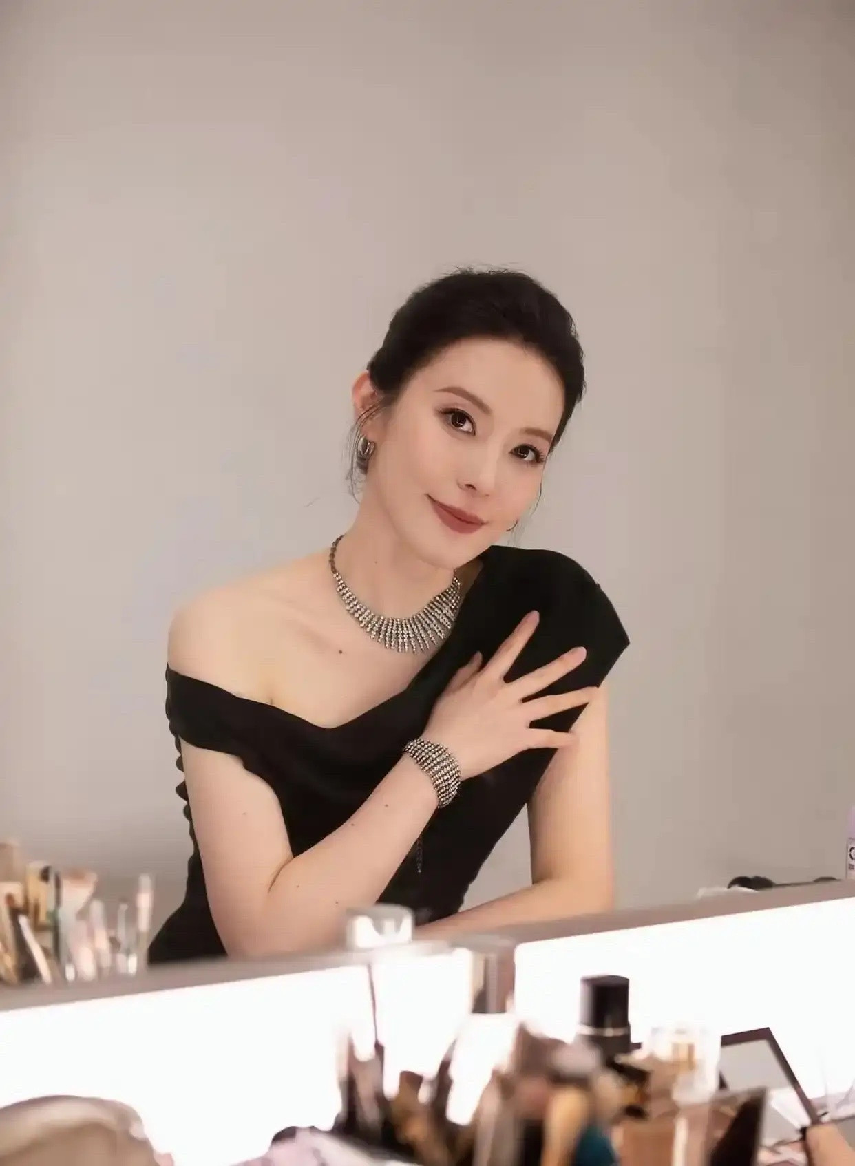 憋了9年，蔚来老板娘终于“复仇”了？2017年蔚来发布会，王屹芝随口一句“小天”，直接被章泽天用“我