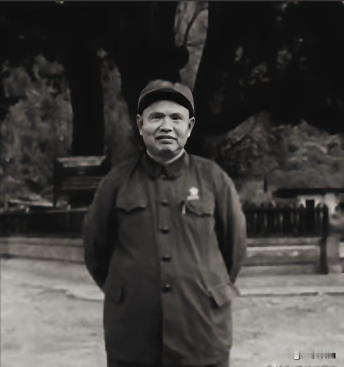 1939年，日军冲锋时，竟脱掉军装，只穿白衬衣。副团长王耀南非常疑惑，但看到战士