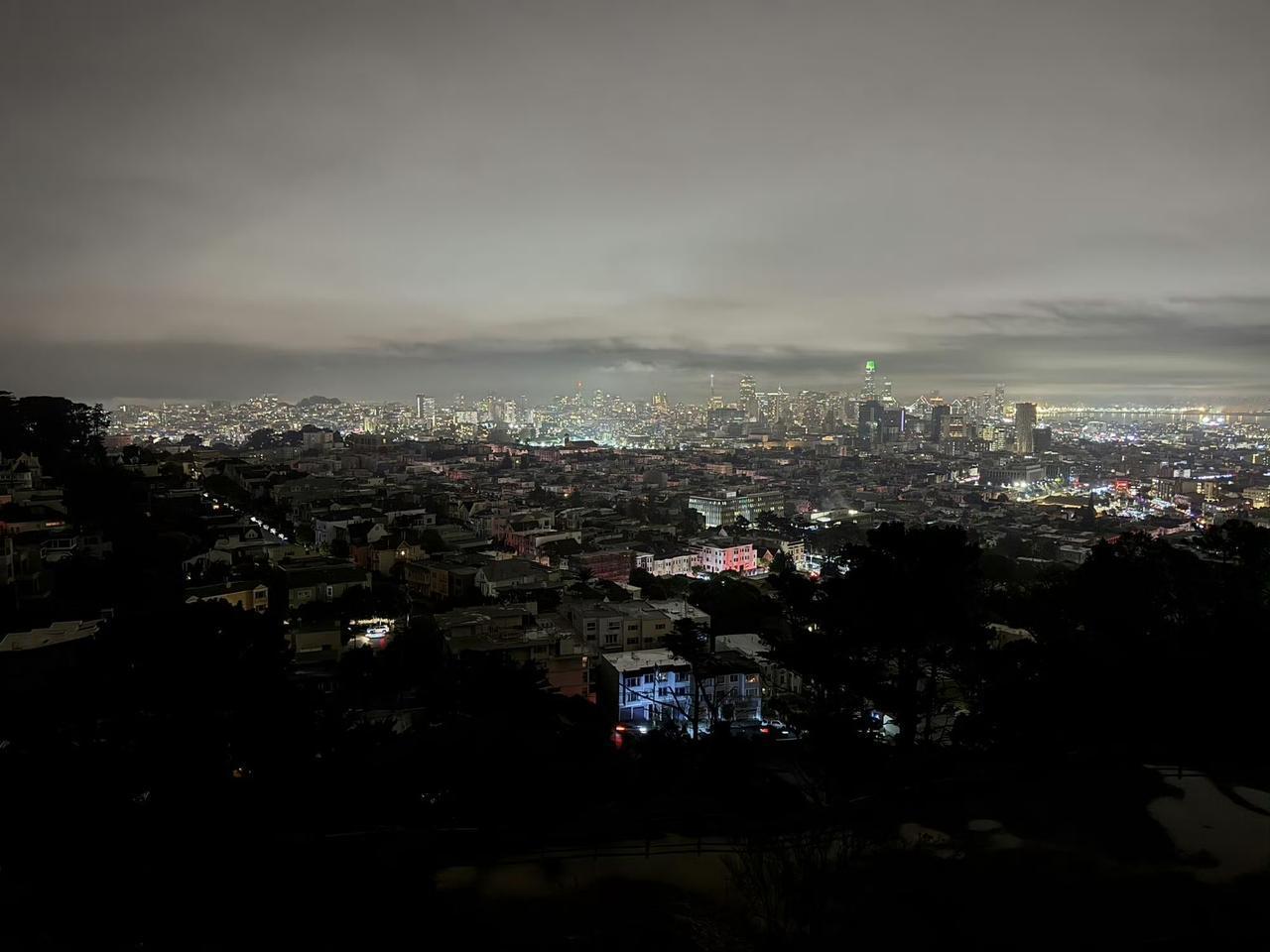 美国旧金山大范围停电，在山上可以看到清晰的停电分界线！美国旧金山大范围停电的