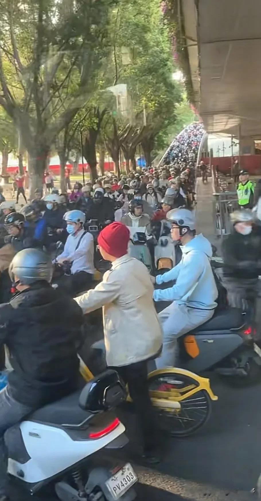 广州变为电鸡之城后，又开始面临塞电鸡的困境。有广州市民早上乘坐公交出行，途径某个