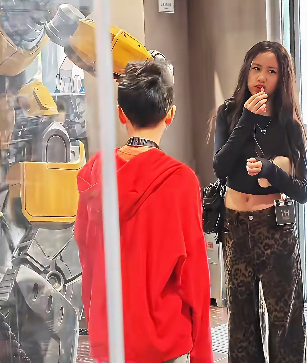 近水楼台先得月，娱乐圈也不例外。黄磊老师的二女儿黄少艾，开始崭露头角，出现在媒体