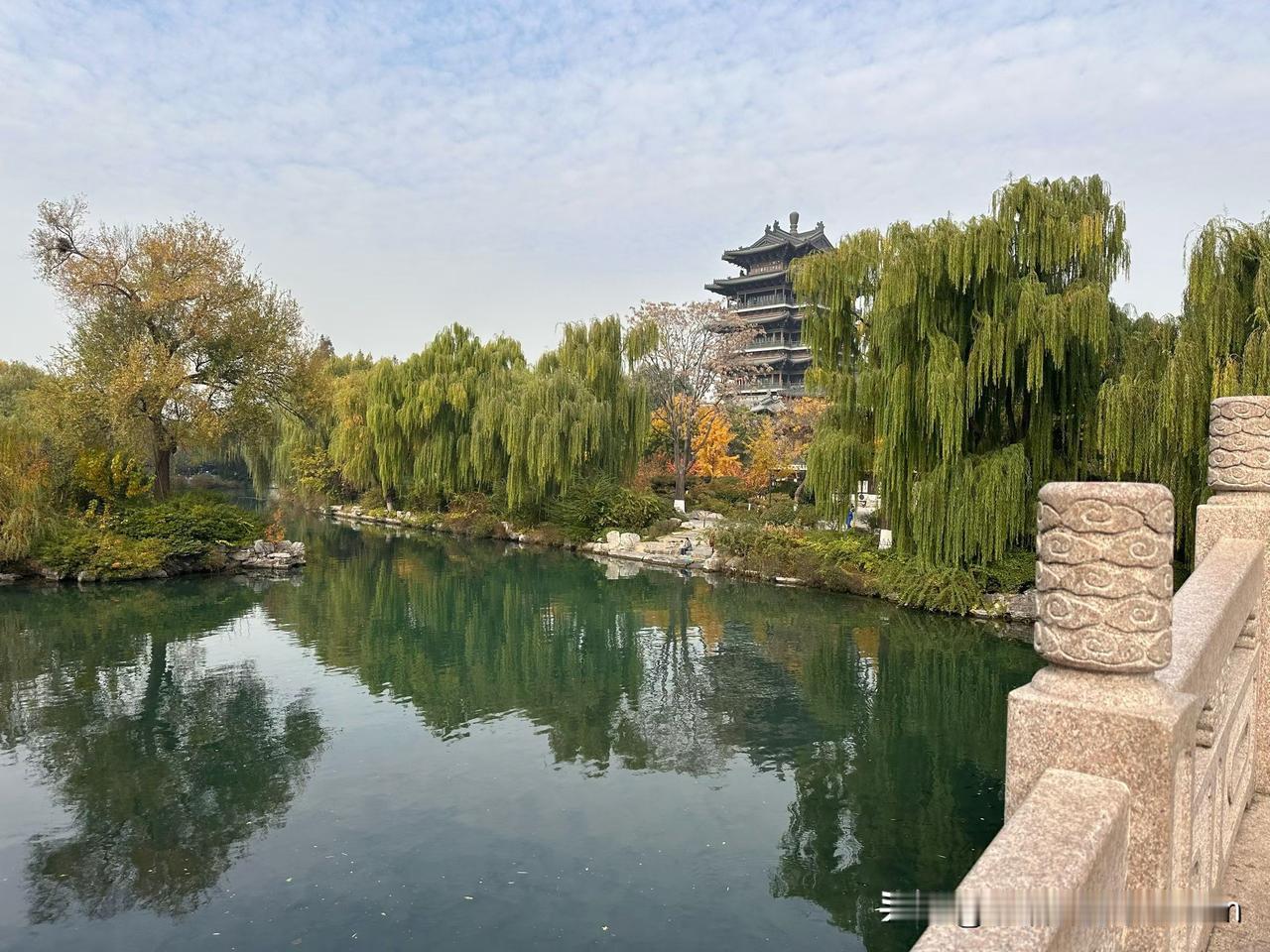 这是济南大明湖的风景，这个美女是大明湖畔的夏雨荷，是大明湖的标志。