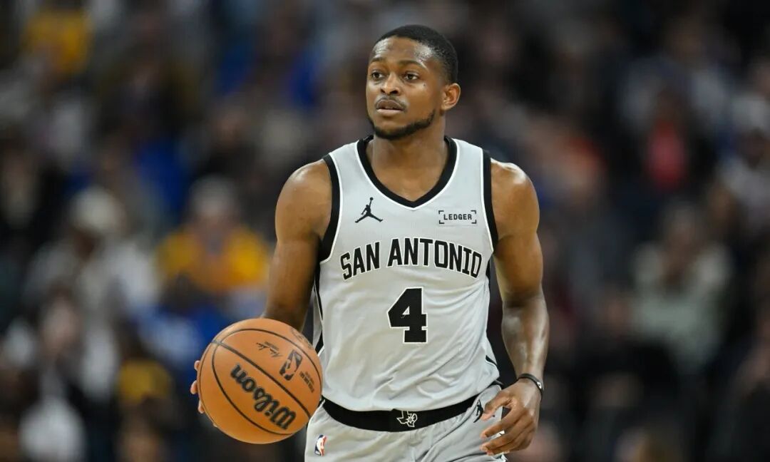 福克斯的表现确实有些让人失望！1.进攻端输出不足。本来是希望他作为一个强力二