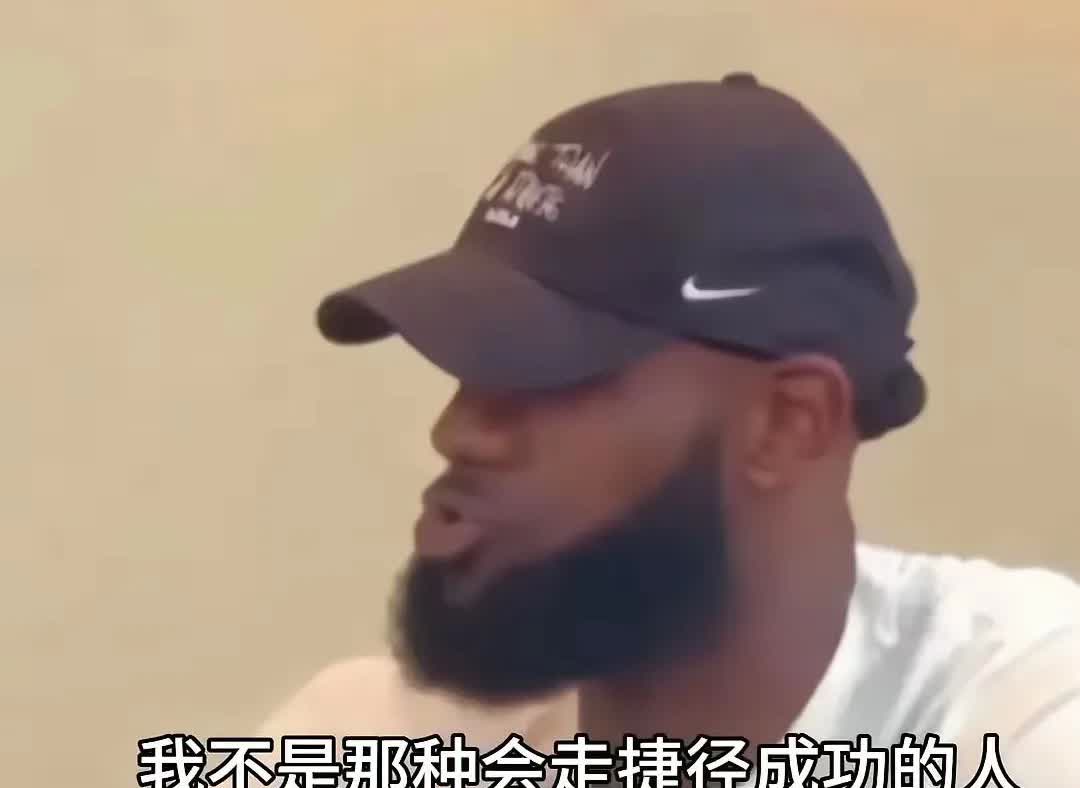 湖人已经告诉詹姆斯了，该走人了，但是老詹不愿意，他现在坚持不了是为了钱，就是为了