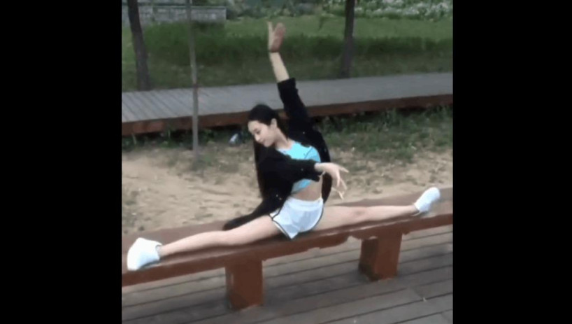 可爱的小妹妹不管在哪里都能做出这么标准的一字马,太逆天!