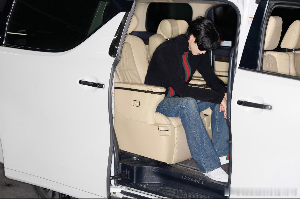 妈耶这也太帅了吧古驰大使宋威龙出发泰兰德